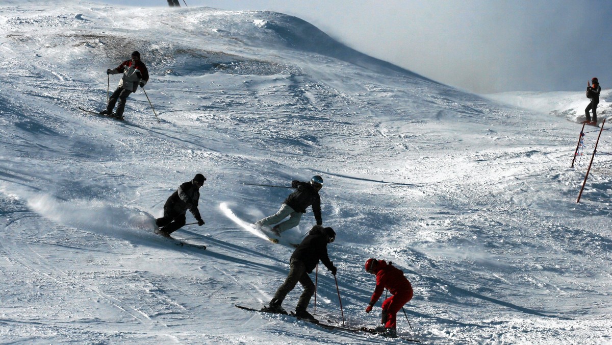 Na Podhale wróciła zima. W Zakopanem w czwartek, po wielu dniach odwilży spadł śnieg. Według prognoz meteorologów IMGW, w najbliższych dniach, w stolicy polskich Tatr spadnie nawet kilkanaście centymetrów śniegu, powrócą też ujemne temperatury.