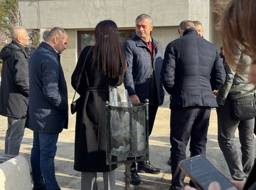 "NIJE SE SNAŠAO U OVOM SVETU!" Održan POTRESNI GOVOR NA SAHRANI Dušana Vidića, prisutni jedni druge pridržavaju u suzama (VIDEO)