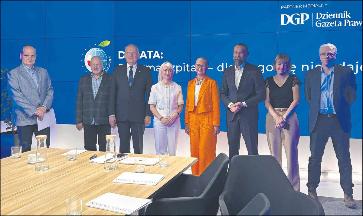 Od lewej: Jerzy Ostrouch, Andrzej Jacyna, Waldemar Malinowski, dr Agnieszka Zdęba-Mozoła, Iwona Maroszyńska, dr Piotr Bromber, Katarzyna Grabka, Krzysztof Jakubiak