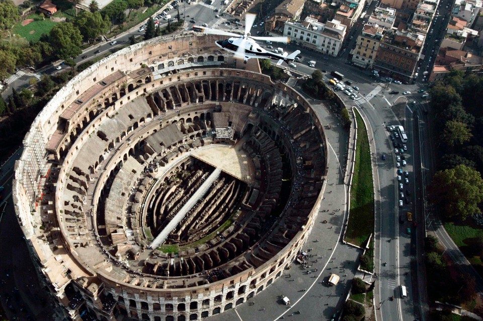 2010-05-12T134318Z_01_ASB500_RTRIDSP_3_ITALY-COLOSSEUM.jpg