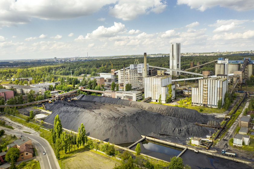 Zwały tysięcy ton węgla przy KWK „Halemba” w Rudzie Śląskiej