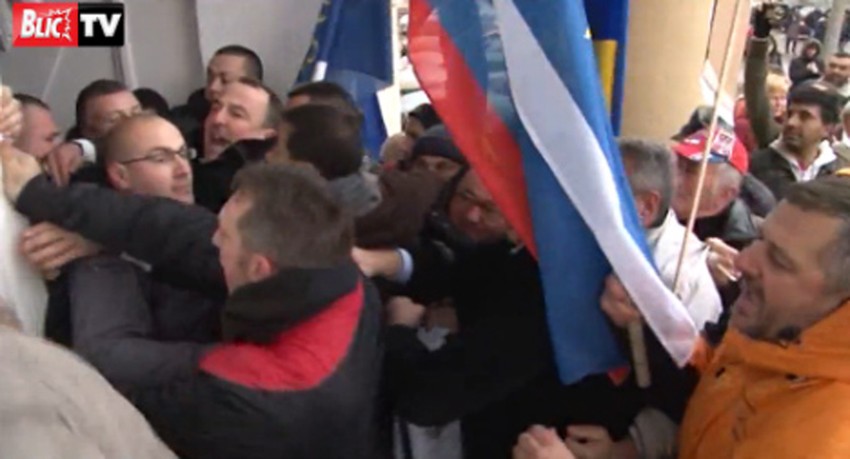 Pristalice DS i LSV ulaze u zgradu opštine 