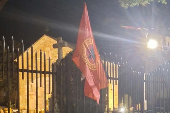 (FOTO) ZASTAVE TERORISTIČKE UČK OKAČENE ISPRED SRPSKIH SVETINJA Nova provokacija na KiM: Uhapšena dvojica Albanaca