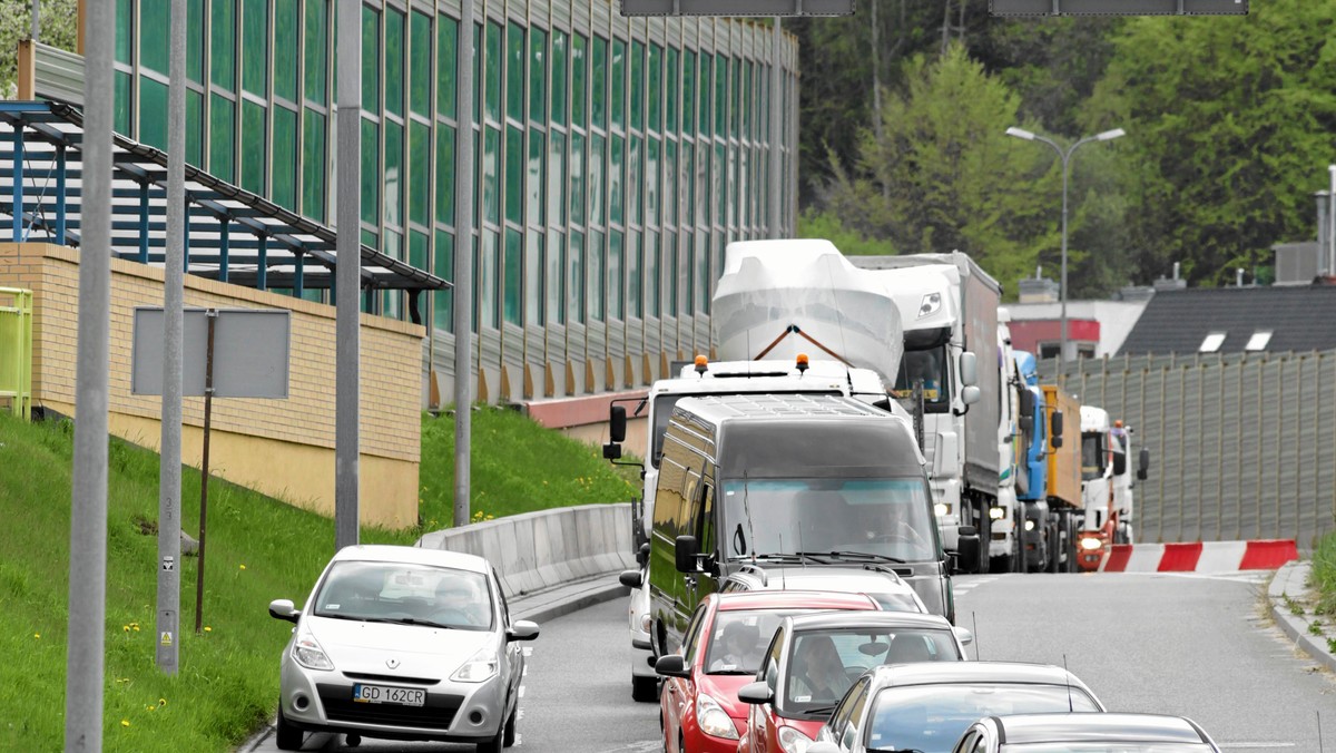 W nocy z piątku na sobotę nastąpi zakończenie drugiego etapu remontu Estakady Kwiatkowskiego w Gdyni. To bardzo dobra wiadomość dla kierowców jeżdżących tą trasą - skończą się uciążliwe korki, które spędzały sen z powiek nawet najcierpliwszym. Nie znaczy to jednak, że estakada jest już w całości wyremontowana - drogowcy wrócą tam po zakończeniu festiwalu Open'er.