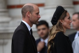 Kejt Midlton na SAHRANI voljene vojvotkinje i svi gledaju ŠTA NOSI OKO VRATA! Čarls zbog snaje SRUŠIO PROTOKOL i pokazao šta stvarno misli o njoj - Kamila se NIJE OPROSTILA od žene koja je OBOŽAVALA DAJANU