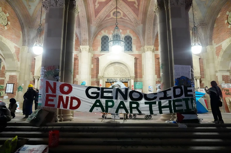 "Ne genocidu, kraj aparthejda", piše na jednom od transparenata