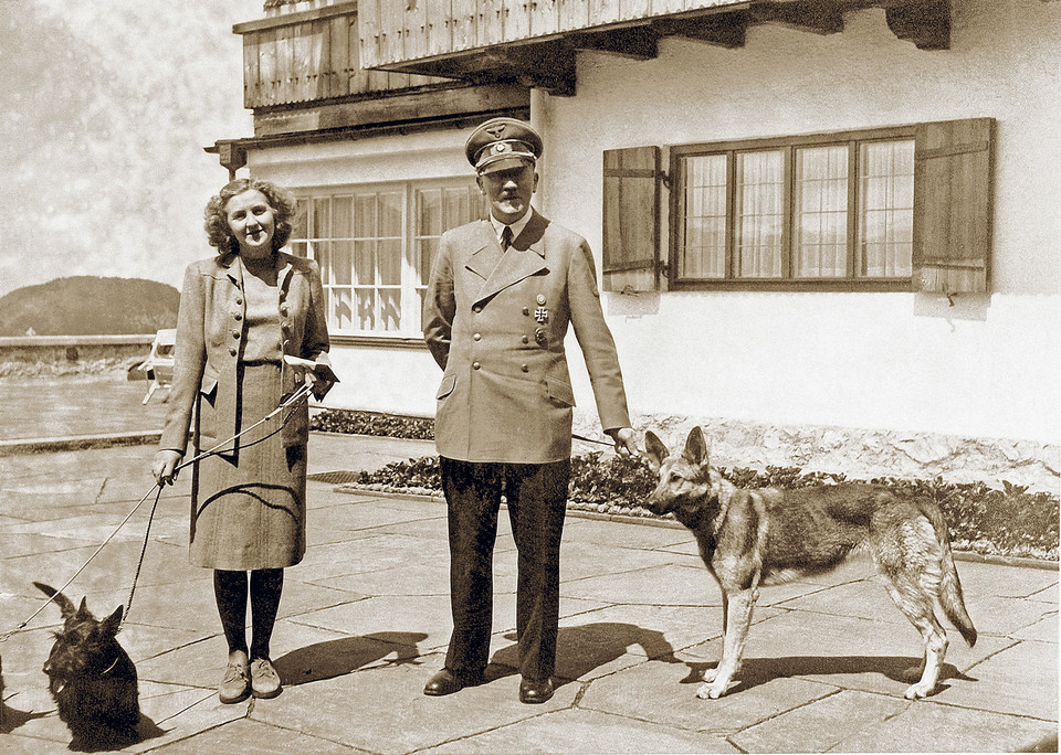 Eva Braun i Adolf Hitler z psami