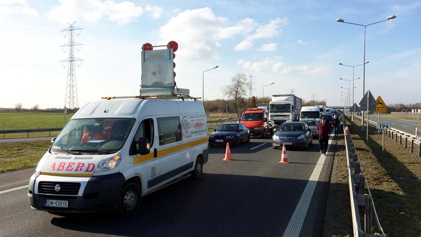 Korki na A4. Śledczy dokonują oględzin miejsca wypadku prezydenta Dudy