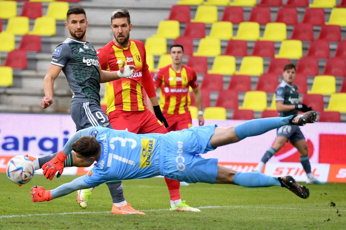 Zawodnik Korony Kielce Marcel Zapytowski (dół) i Piotr Malarczyk (2L) oraz Łukasz Zwoliński (L) z Lechii Gdańsk