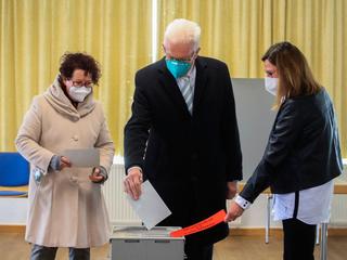 Winfried Kretschmann, premier południowego landu Badenia-Wirtembergia, oraz jego żona Gerlinde Kretschmann oddają głosy podczas wyborów lokalnych w Sigmaringen w południowych Niemczech, 14.03.2021