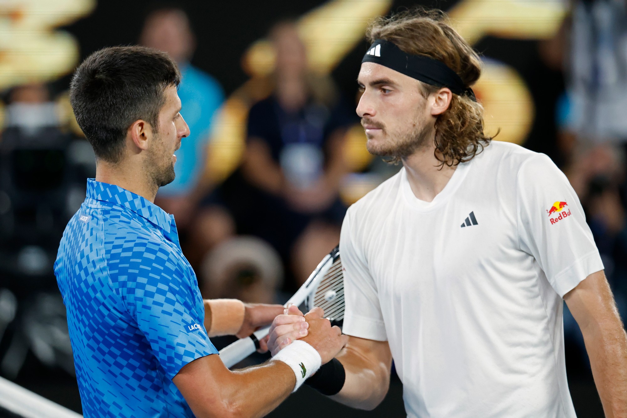 Srbský tenista Novak Djokovič (vľavo) si podáva ruku s porazeným Grékom Stefanosom Tsitsipasom.