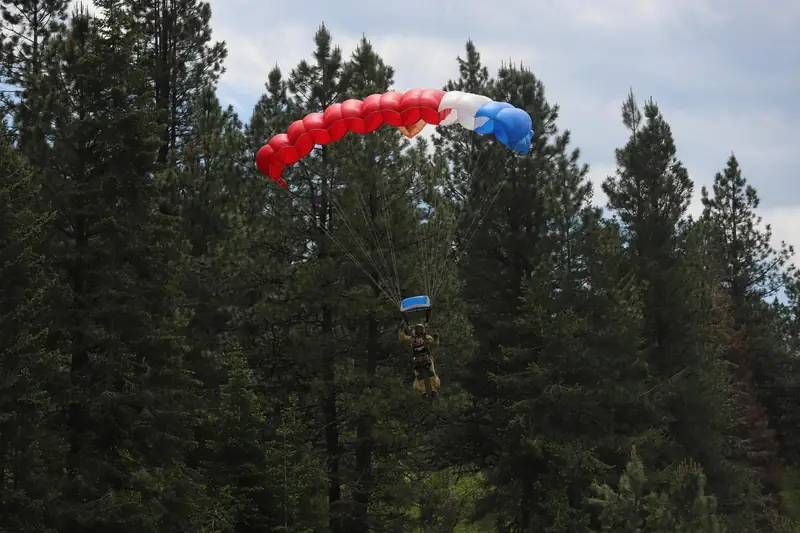 Doświadczony smokejumper z łatwością znajduje najlepsze miejsce do lądowania