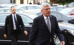 Karczewski tłumaczy, że kancelaria Senatu wynajmuje dla niego 'połowę willi'. 'To jest opłacalne dla budżetu'