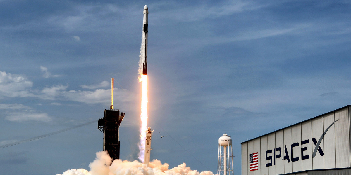 Plany firmy Elona Muska zakładają wypuszczenie na orbitę okołoziemską 42 tys. satelitów. Mają one zapewnić dostęp do szybkiego internetu na niemal całej planecie.