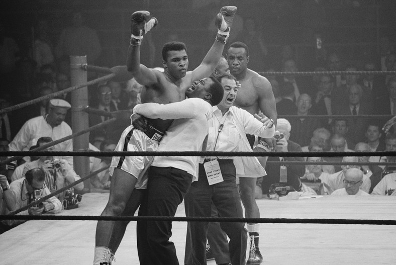 Muhammad Ali podczas walki z Sonnym Listonem (1965 r.)