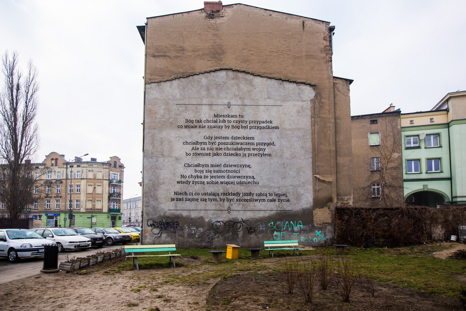 POZNAŃ POETYCKIE MURALE NA ŚCIANACH KAMIENIC (murale z poezją na ścianach kamienic)