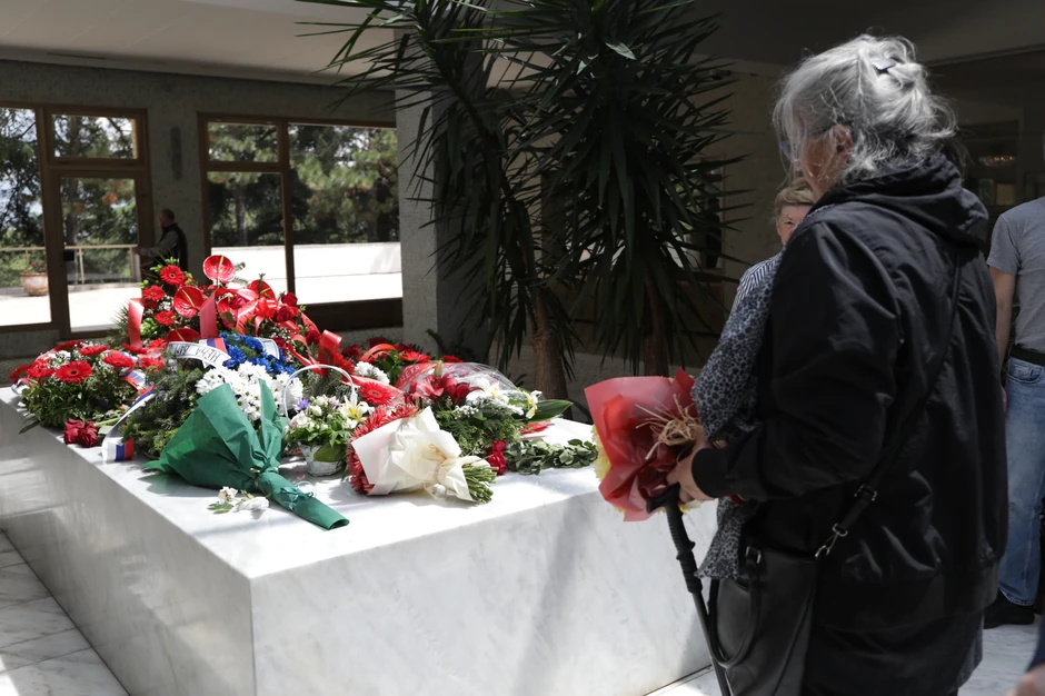 Ostavljanje cveća na Titovom grobu