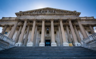 USA: Wart 2 mld dol. pakiet wydatków socjalnych i klimatycznych przegłosowany