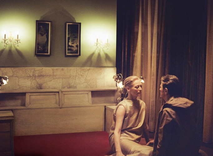 Kadr z klipu do 'The Stars (Are Out Tonight)'