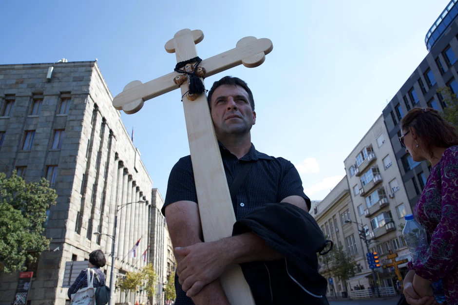 Protivnici Prajda nose ikone i krstove