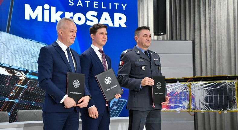 Caption: From left to right: Sławomir Obszyński, CEO of WZŁ-1; Rafał Modrzewski, CEO & Co-founder, ICEYE; Brig. Gen Artur Kuptel, Head of the Polish Armaments Agency