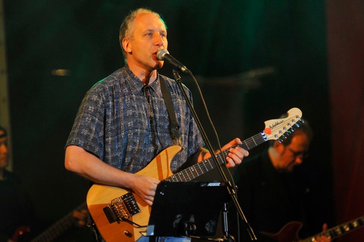 Kuba Sienkiewicz, lider Elektrycznych Gitar to najprawdziwszy doktor nauk medycznych. Specjalność - neurologia.