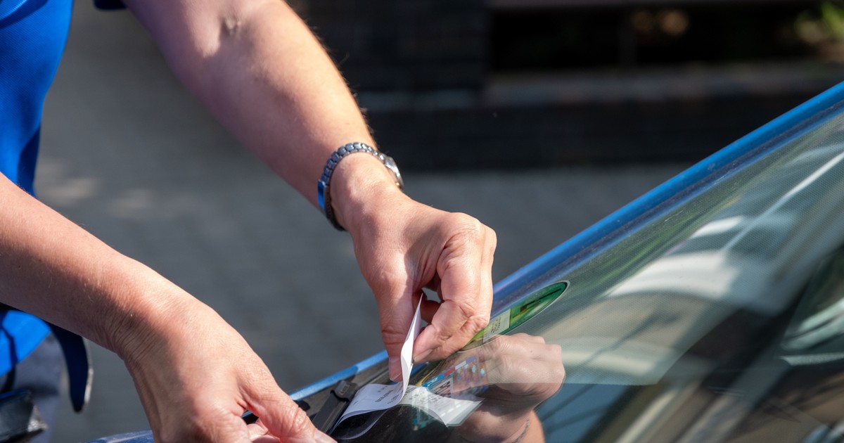 Driver Receives Fine Just for Cracking Car Window