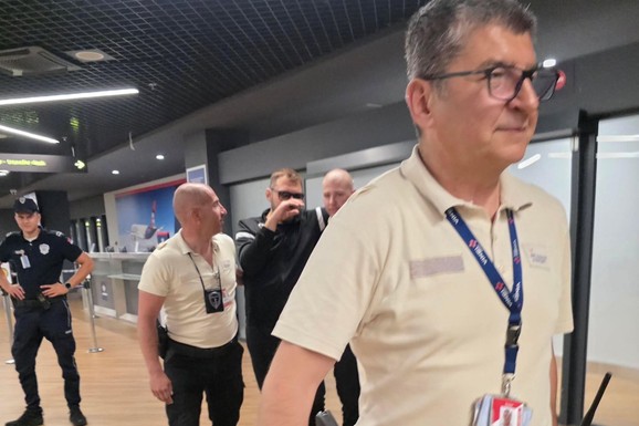 EKSKLUZIVNA FOTOGRAFIJA Pogledajte kako Slobu Vasića obezbeđenje izvodi sa aerodroma u alkoholisanom stanju: Drže ga za ruke, on sa tamnim naočarima na licu