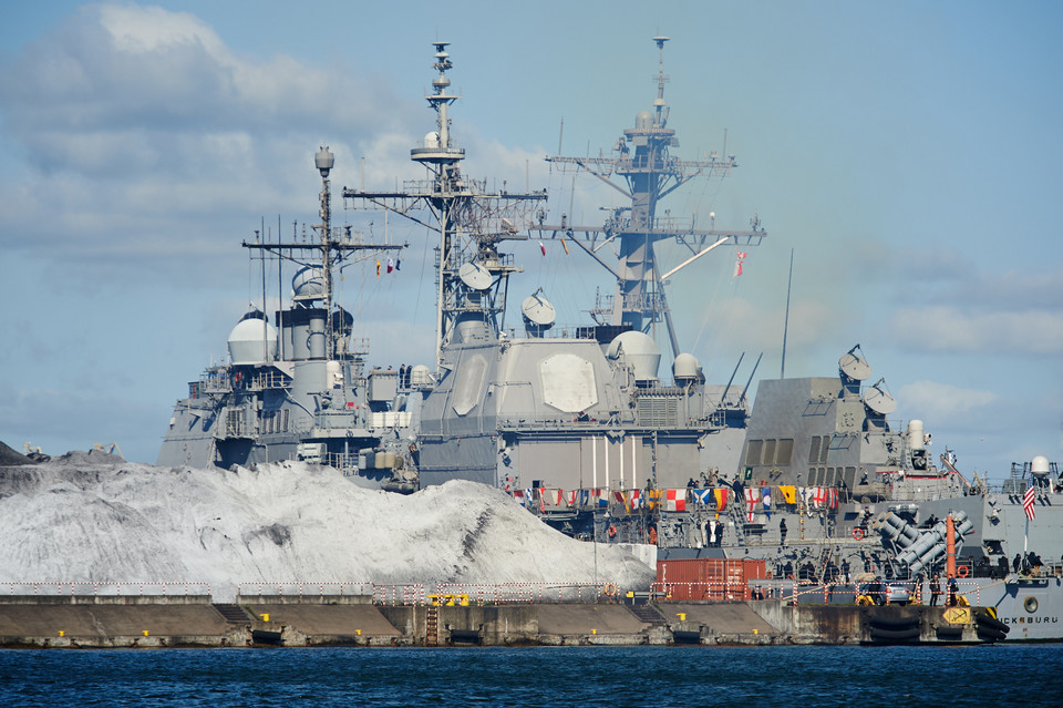 Amerykański krążownik USS Vicksburg i niszczyciel USS Jason Dunham