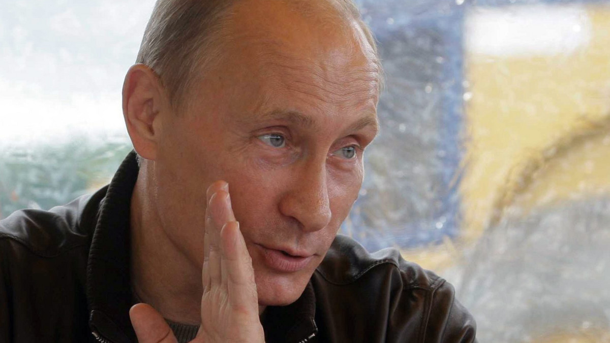 Premier Rosji podczas swojej eskapady na Daleki Wschód nie stronił od dziennikarzy. Wczoraj obszerny wywiad z Władimirem Putinem, poświęcony wielu kwestiom politycznym, opublikował dziennik "Kommiersant". Dziś rosyjskie portale relacjonują toczące się w bardziej luźnej atmosferze spotkanie z dziennikarzami, w trakcie którego Putin w innym tonie niż w rozmowie z korespondentem "Kommiersanta" wypowiadał się na temat swojego ewentualnego startu w wyborach prezydenckich w Rosji. Podkreślił m.in., że zmęczył się już polityką zagraniczną, za którą odpowiadał jako prezydent, a z przyjemnością wypełnia funkcję premiera, zajmując się sprawami społecznymi i ekonomicznymi.