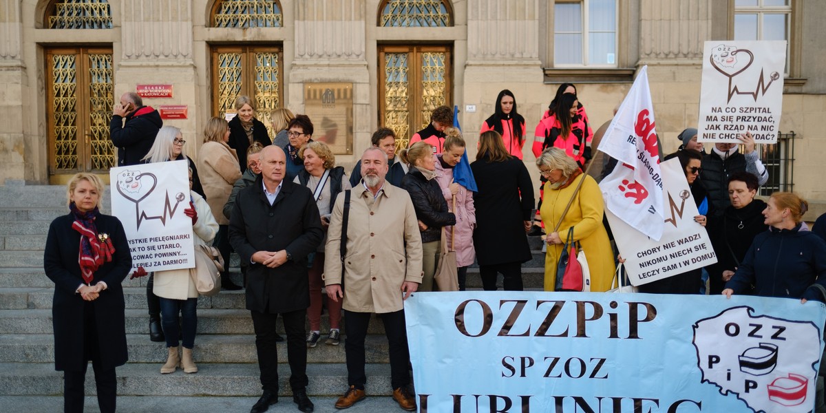 Przed Śląskim Urzędem Wojewódzkim w Katowicach  protestowali przedstawicieli śląskich szpitali.