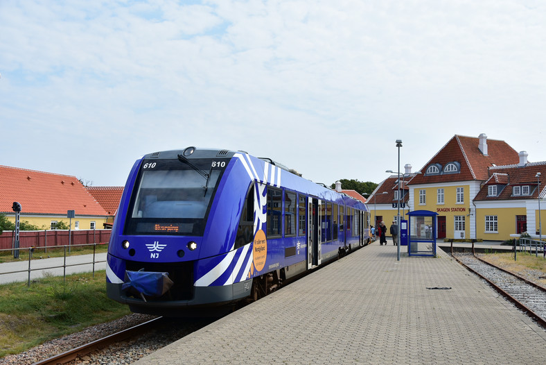 Pociąg osobowy na stacji Skagen To najbardziej odległe miejsce na północnym skrawku Danii Tu kończą się tory i drogi