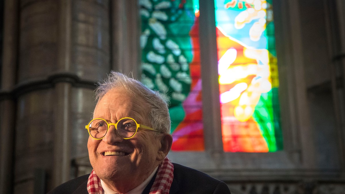 David Hockney na tle witrażu "Okno Królowej"