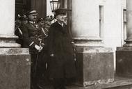 Prezydent RP Gabriel Narutowicz i generał Kazimierz Sosnkowski przed Belwederem, Warszawa, grudzień 1922 r.