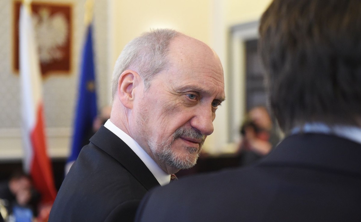 Macierewicz: Jesienią armia nie była w stanie obronić państwa. PO: To niepoważne