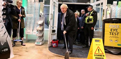 Boris Johnson ma nową pracę? "Chyba nigdy nie używał mopa"