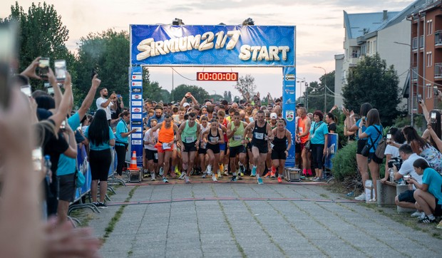 Više od 1000 trkača iz Srbije i sveta trčalo za retke na prvom humanitarnom noćnom polumaratonu "Sirmijum 21/7"