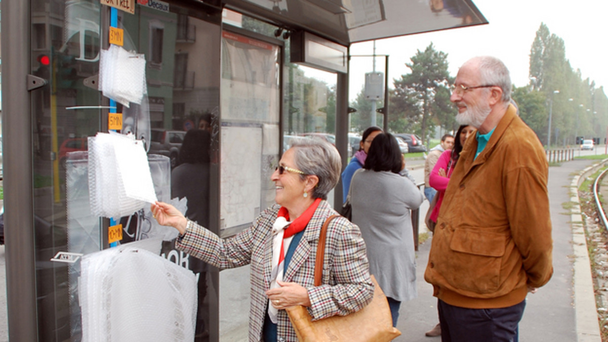 Na przystankach w Mediolanie rozwieszone zostały arkusze folii bąbelkowej, z której "strzelać" mogą pasażerowie czekający na autobus. Nic tak nie rozładuje stresu związanego z czekaniem - zapewnia autor tego pomysłu, który obserwuje teraz reakcje ludzi.