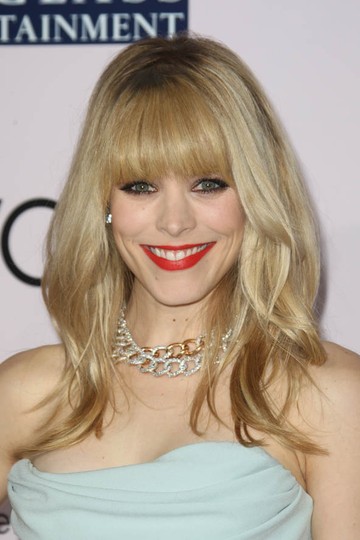 Rachel McAdams csak úgy ragyog! A szőke szépség frufruval is hódít, tökéletes frizurája mellett nem tudunk szó nélkül elmenni.