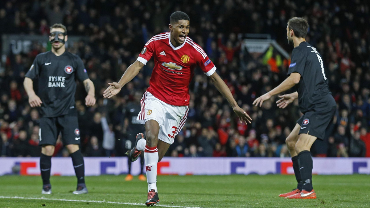 W tym tygodniu 18-latek zaczął trenować z pierwszym zespołem z Old Trafford, a w czwartek został bohaterem drużyny. Marcus Rashford pojawił się w wyjściowym zestawieniu Manchesteru United ze względu na kontuzję Anthony'ego Martiala w czasie rozgrzewki. 18-latek zaprezentował się znakomicie i strzelił w debiucie dwa gole. Jego ekipa pokonała duński FC Midtjylland 5:1 i awansowała do 1/8 finału LE.