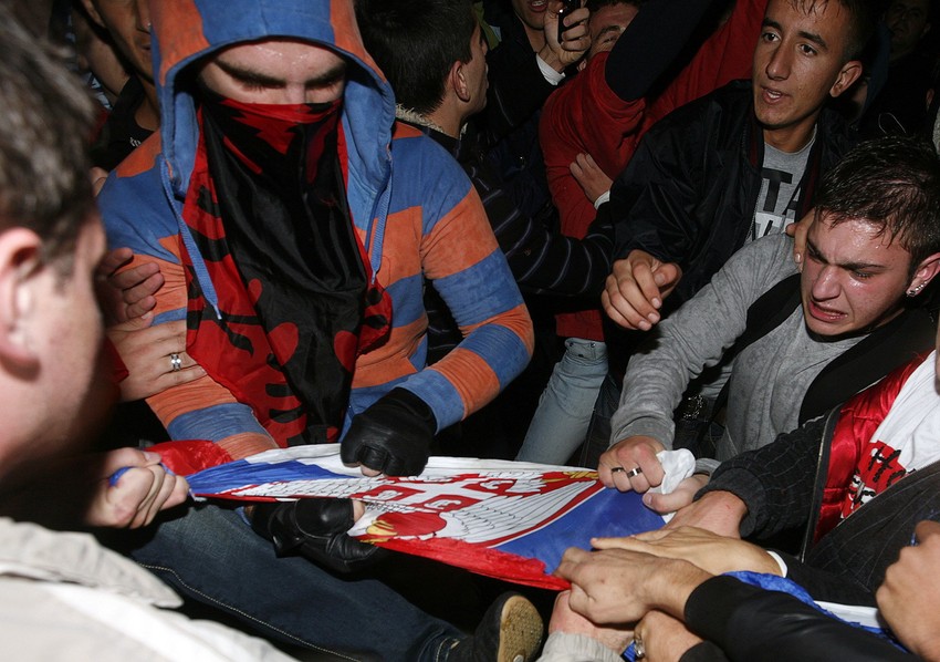 U Tirani su u dva navrata zapaljene srpske zastave