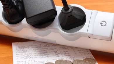 Tak się nie da oszczędzać! Polakom tylko się wydaje, że wiedzą, które urządzenia w domu zżerają najwięcej prądu...