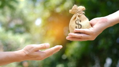 koniec z wyrzucaniem pieniędzy do kosza w 2026 roku. sprawdź, jak odzyskać kaucję za butelki i puszki oraz jak kupować taniej