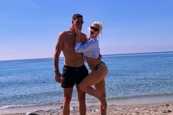 (FOTO) MIŠIĆAVA TELA ANJE MIT I KOŠARKAŠA Poskidali se na plaži, svi gledaju u njen stomak i ne veruju kako izgleda posle porođaja - sa njima i sin Filip
