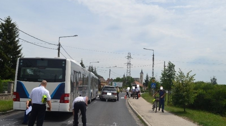 Busszal ütközött a figyelmetlen Toyota sofőrje Tatabányán / Fotó: police.hu