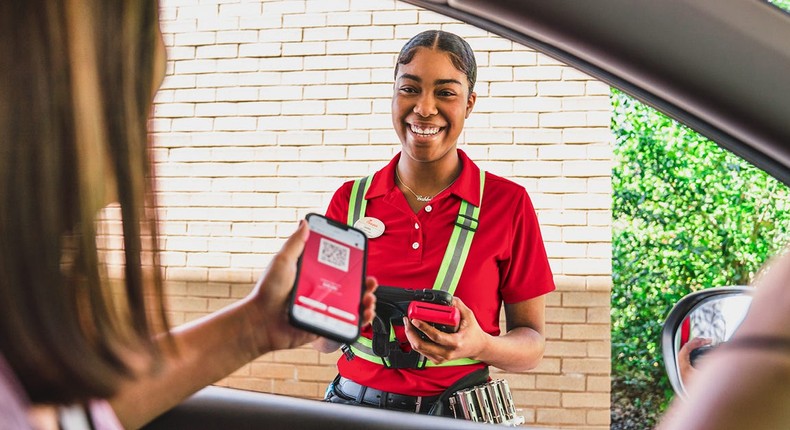 A Chick-fil-A store in Bradenton, Florida is opening without an extra traffic lane that the Southern restaurant chain promised to construct.Chick-fil-A