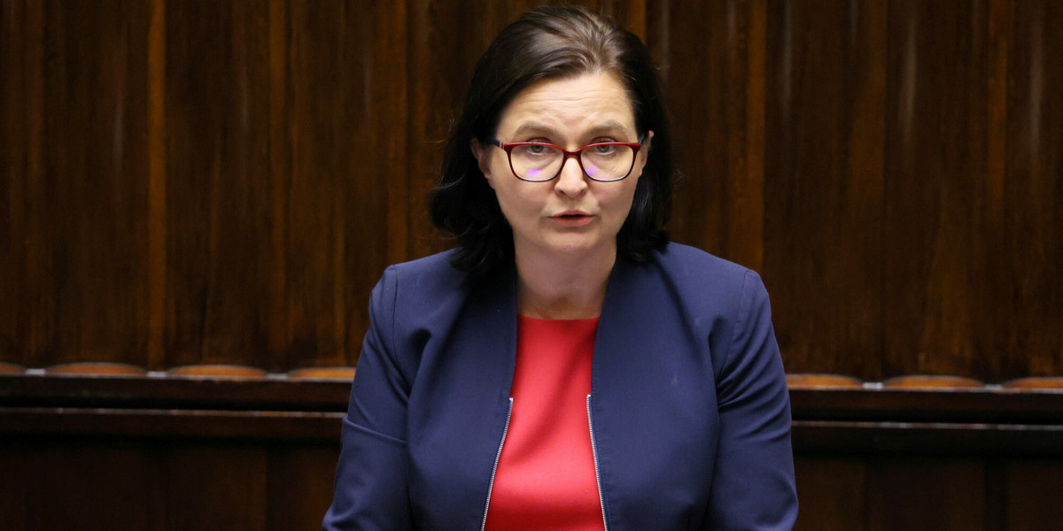 Anita Sowińska (Lewica) stwierdziła, że rząd PiS jest mistrzem w wyprowadzaniu pieniędzy poza budżet. 