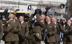 Pierwsza promocja oficerów dla WOT. Macierewicz: Patrzą na was także ci, którzy polegli w katastrofie smoleńskiej