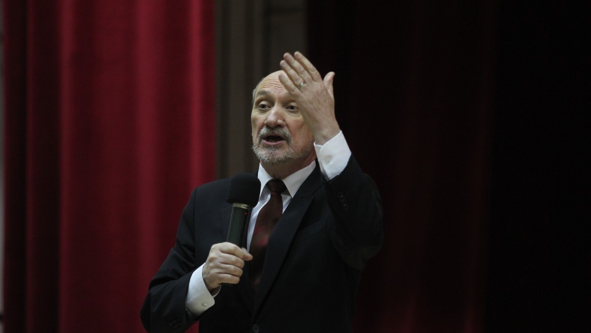 Koronawirus w Polsce. Antoni Macierewicz chce kościołów pełnych ludzi w czasie pandemii?