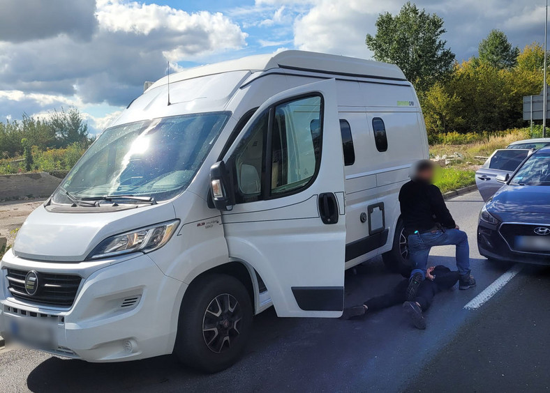 Akcja zatrzymania złodziei transportujących kradzione kampery za 570 tys. zł